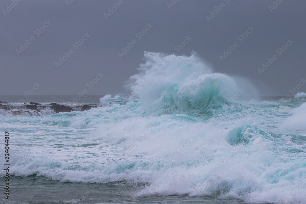 Fototapeta premium Big waves crashing on the rocks