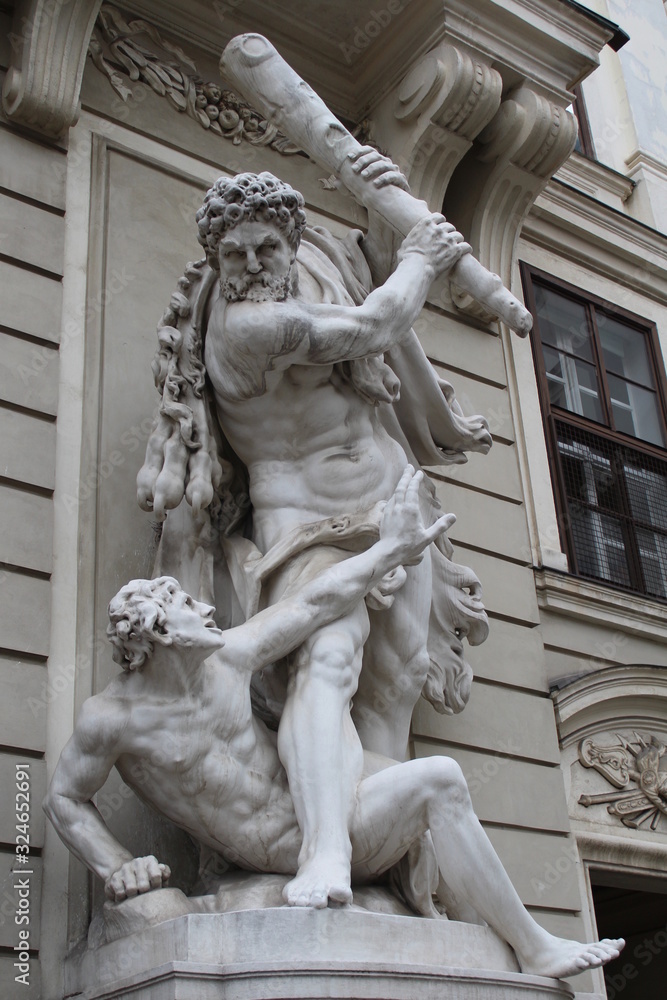 Statua in marmo in centro città - turismo Statua in marmo in centro città - turismo