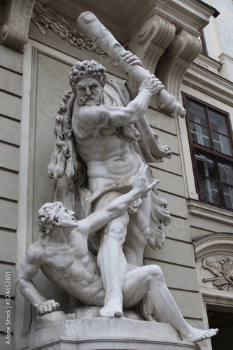 Statua in marmo in centro città - turismo