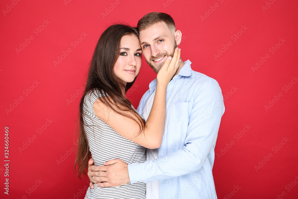Naklejka premium Happy young couple on red background