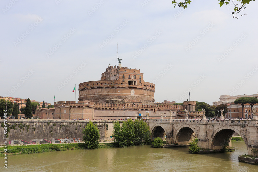 vista alejada del castillo de San Angelo en roma vista alejada del castillo de San Angelo en roma
