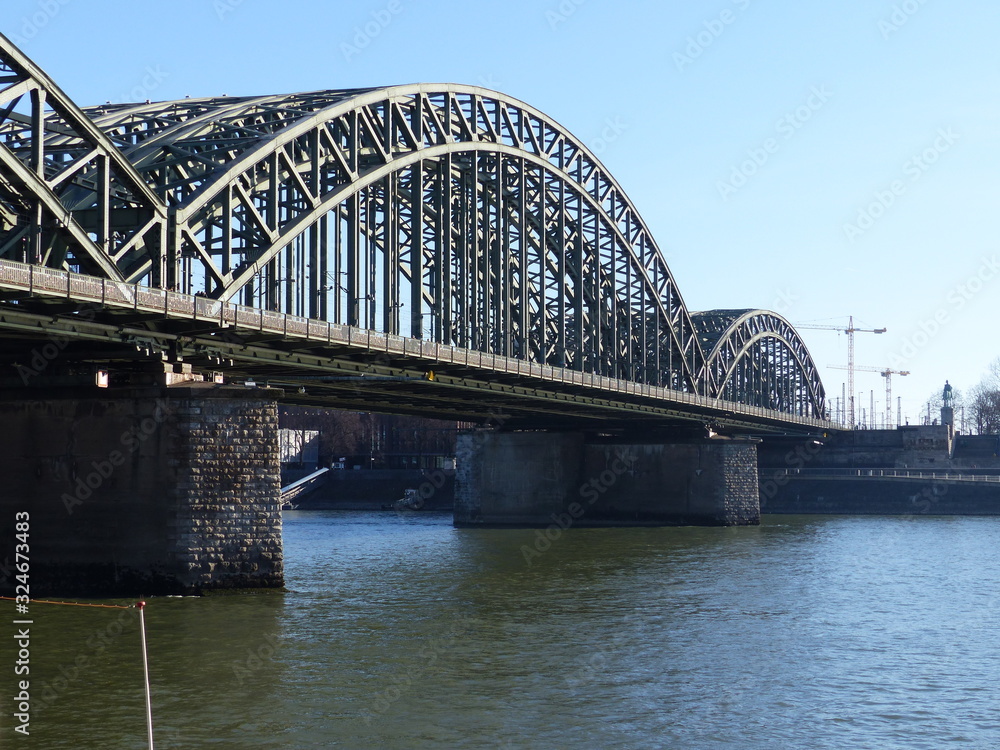 Hohenzollernbrücke im winterlichen Morgendunst in Köln am Rhein Hohenzollernbrücke im winterlichen Morgendunst in Köln am Rhein