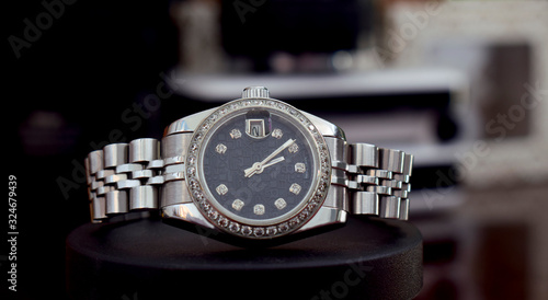  Luxury watches are considered a reward of success. Is a collection of added value and expensive