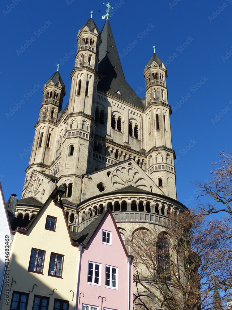 Blick hinauf auf Groß Sankt-Martin mit Häusern am Fischmarkt in Köln