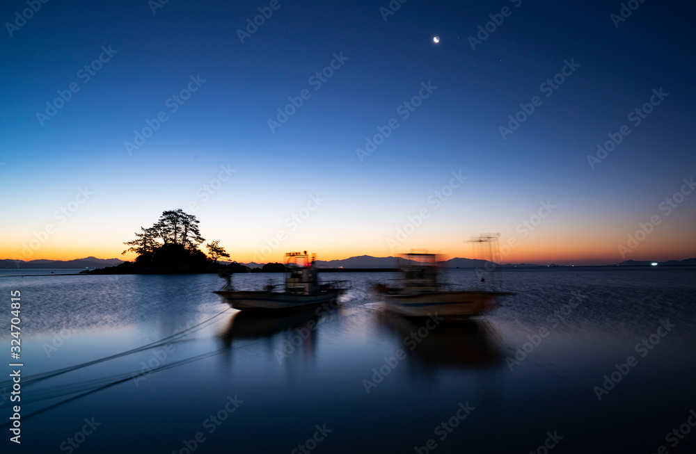 Naklejka premium Słońce wschodzące nad wioską rybacką na wyspie Sol