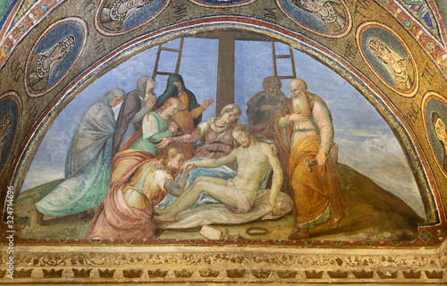 Fotografia RAVENNA, ITALY - JANUARY 28, 2020: The fresco of Deposition of the cross in the  the Saint Andrew chapel