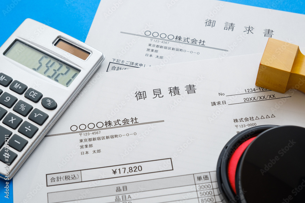 見積書のイメージカット　請求書　商談　ビジネスシーン
