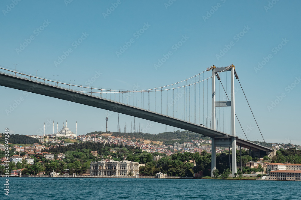 Naklejka premium Widok z morza po azjatyckiej stronie Stambułu. Biały meczet