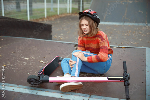 Teenage girl fallen off her...