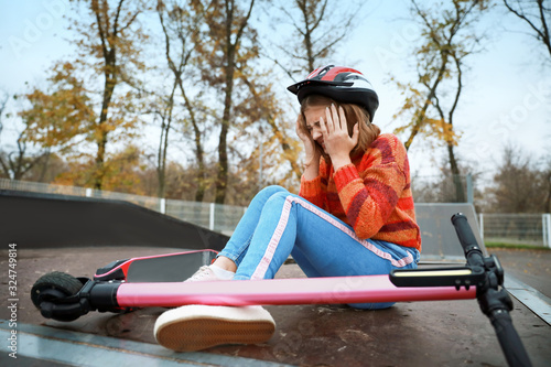 Teenage girl fallen off her...