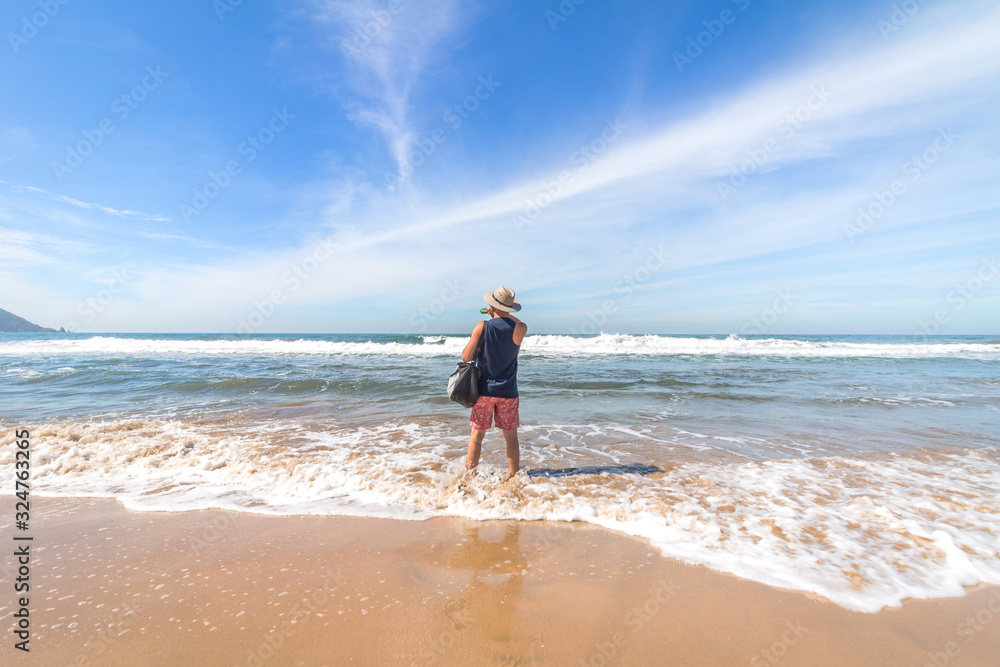 turista hombre en la playa 