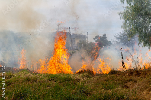 Big bushfire threatens homes © LeoncioJesus