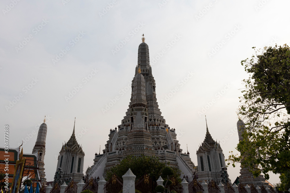 Fototapeta premium Wat Arun Temple at sunset in bangkok Thailand