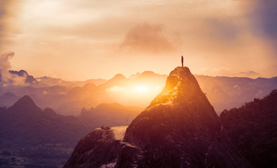 Ingelijste posters Meisjeskamer Bergbeklimmer op mistige bergtop  © Have a nice day 