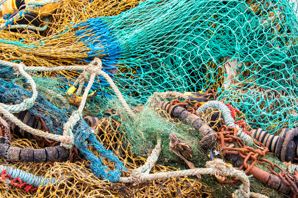 Séchage de filets de pêche industrielle en tas Séchage de filets de pêche industrielle en tas