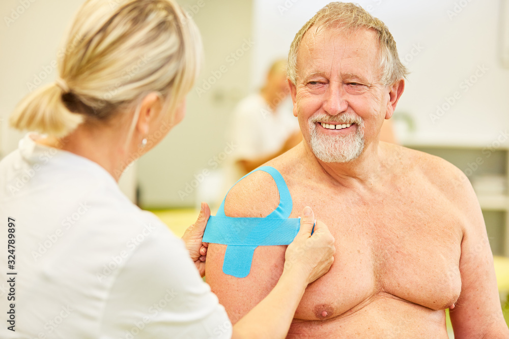Fototapeta premium Senior Mann mit blauem Kinesio Tape an der Schulter