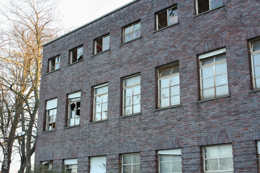 Industriegebäude mit zebrochenen Fensterscheiben zum Abriss bereit Industriegebäude mit zebrochenen Fensterscheiben zum Abriss bereit