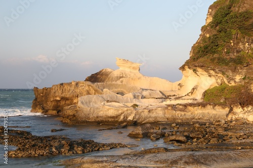 Kapurpurawan Rock, Elfenbeinkalkstein Felsformationen am Südchinesischem Meer, Burgos, Ilocos Norte, Philippinen