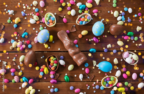 Foto easter, sweets and confectionery concept - chocolate eggs, bunny and candy drops