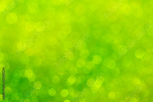 Tło w  odcieniach zieleni - bokeh. Abstrakcyjne plamy światła i dominujący zielony kolor.