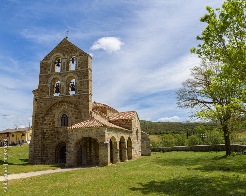 Vista de la bella Colegiata de San Salvador de Cantamuda, en la provincia de Palencia. Castilla y León. España