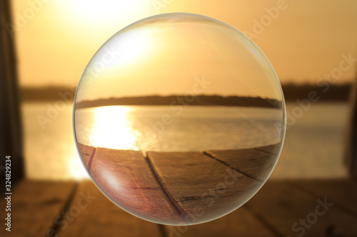 Sonnenuntergang am Meer mit Glaskugel Effekt