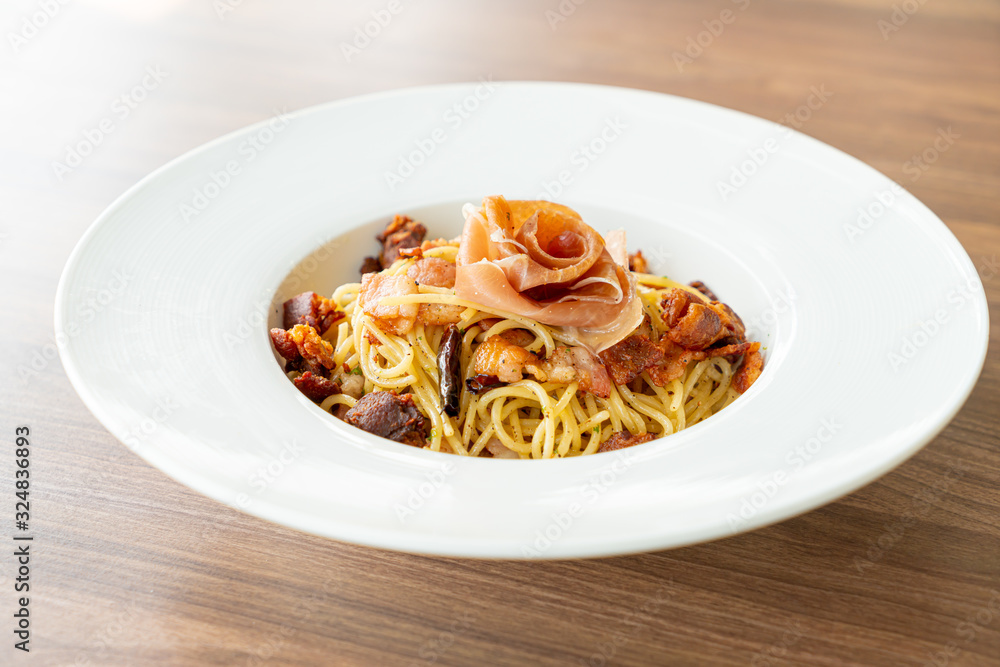 spaghetti with chilli, olive oil and prosciutto bacon spaghetti with chilli, olive oil and prosciutto bacon