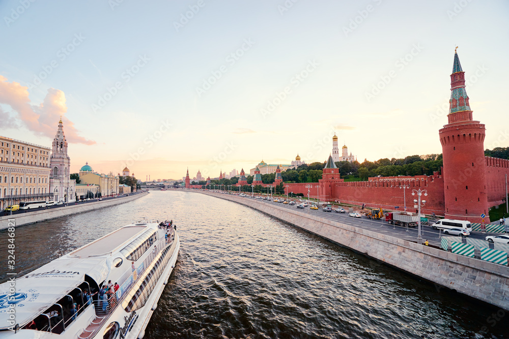 Obraz premium Beautiful city landscape. The Moscow River and Kremlin buildings and wall.