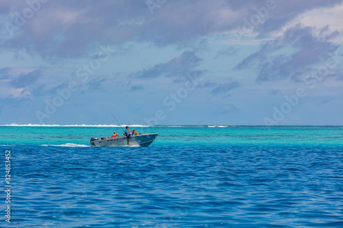 bateau sur le lagon bleu de Moorea