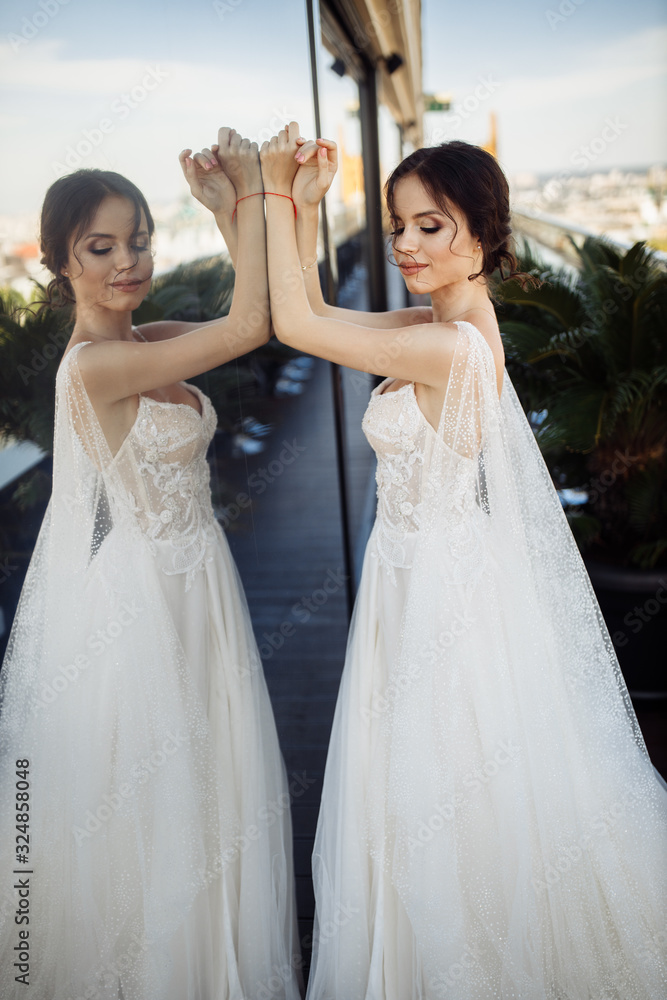 Naklejka premium Tender bride near the mirrors on the roof
