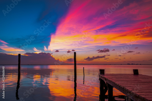 Tableau sur toile Un hermoso atardecer con colores muy interesantes