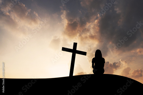 Fotografia The cross and women on mountain sunset background