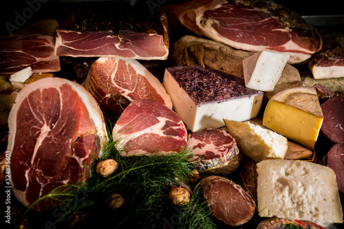 composizione di salumi e formaggi