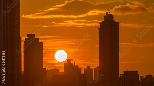 Canvas Print Sunset and silhouettes of buildings timelapse. Hong Kong