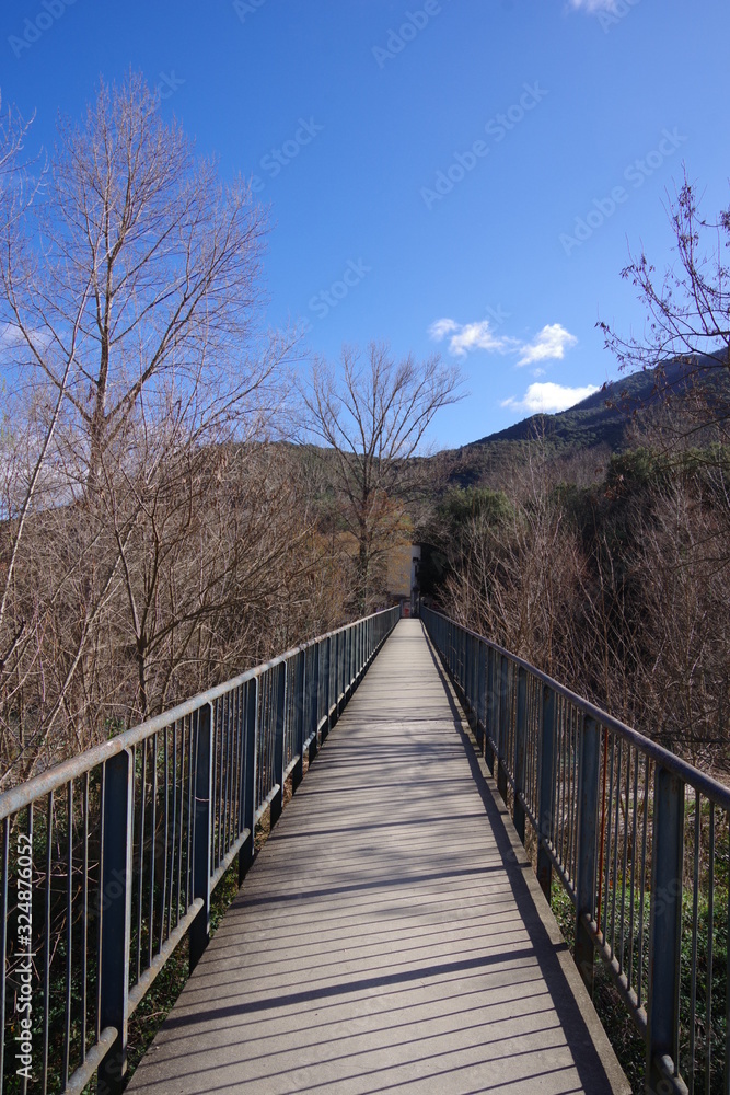 Pont passerelle pour piéton et randonneur au dessus de la rivière
