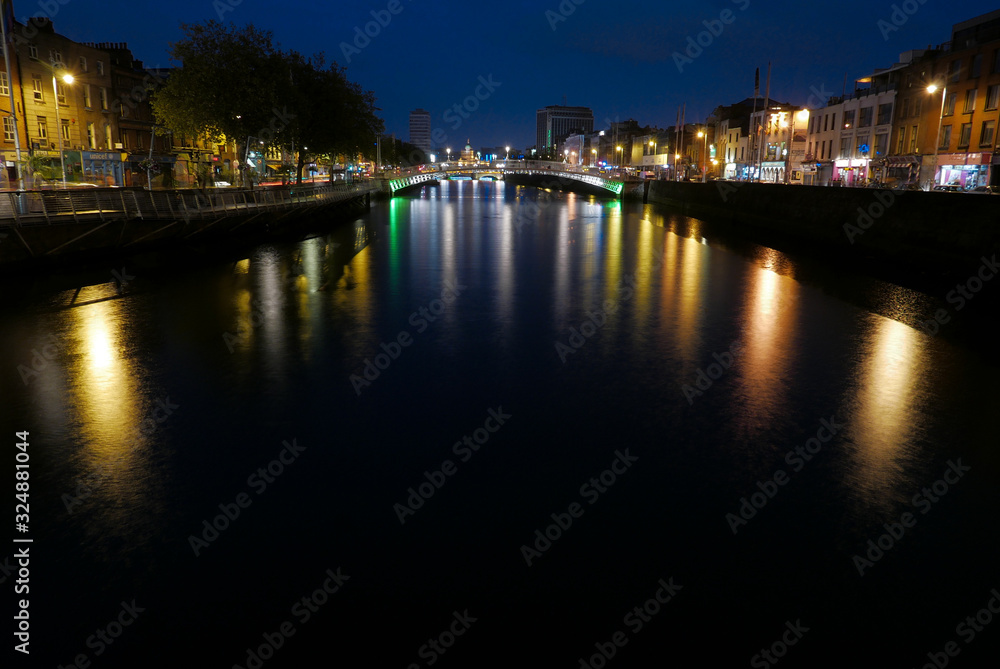 Ha'penny Bridge over Dublin's river Liffey in night