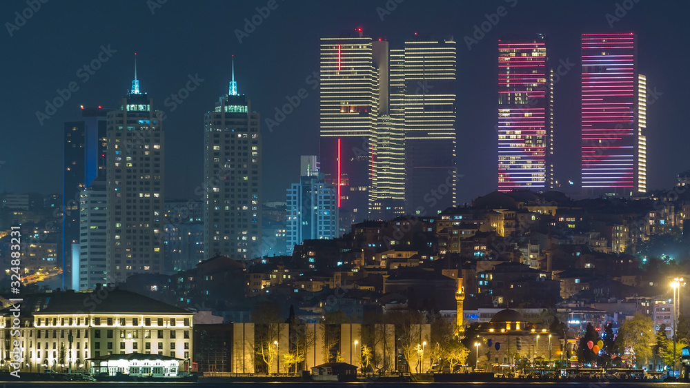 Obraz premium Night timelapse view of besiktas district in istanbul taken from asian part of the city.