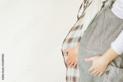 横に並ぶ二人の妊婦