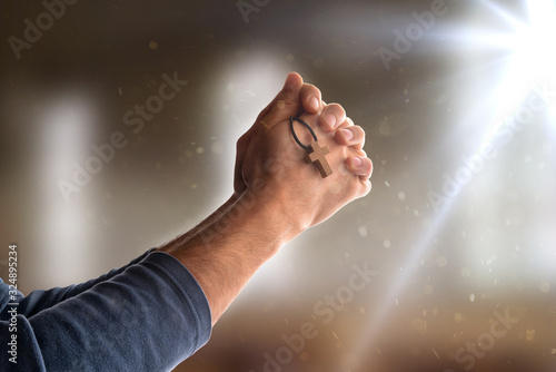 Canvas Print Man praying in church with closed hands and cross flash