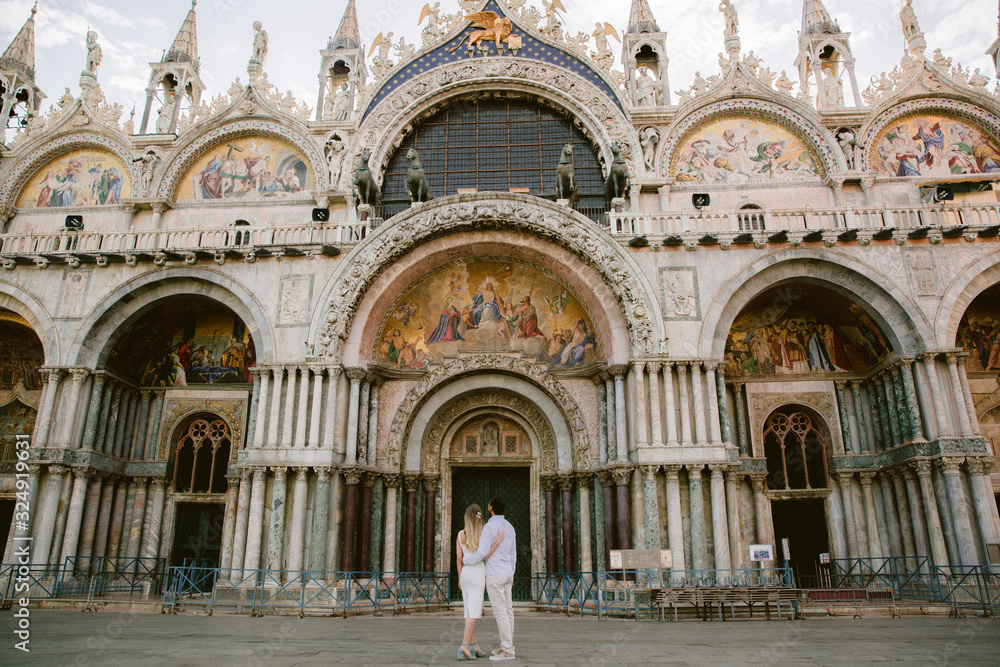 couple looks in venice looks at cathedral san marco