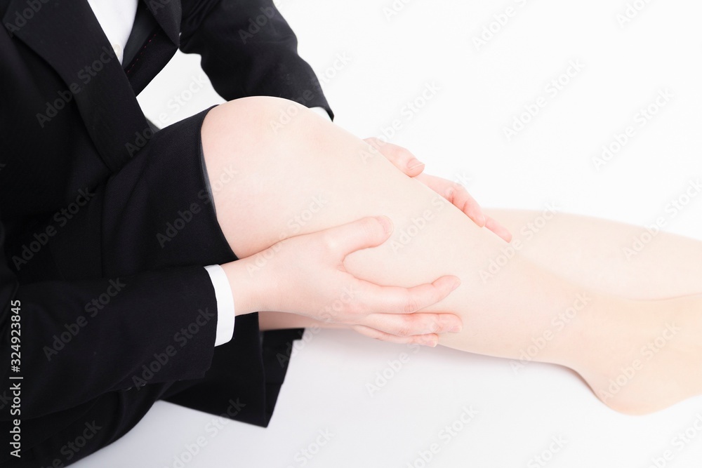 Obraz premium 足をマッサージするビジネスウーマン