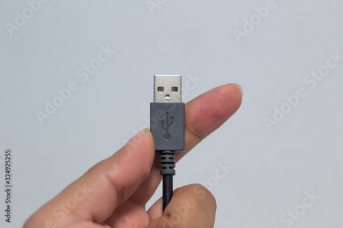 Sosteniendo cable de tipo USB