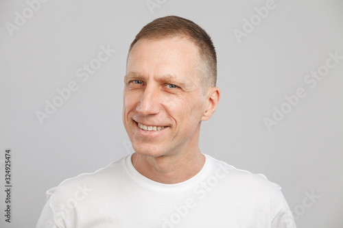 Foto middle-aged man headshot in a white t-shirt