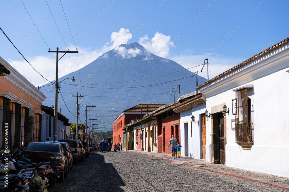 El volcán de Agua visto desde una calle típica de la Ciudad de Antigua Guatemala.
