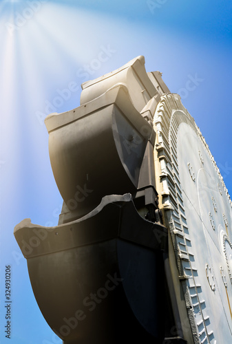 Braunkohleförderrad im strahlenden Sonnenlicht (Industriedenkmal)