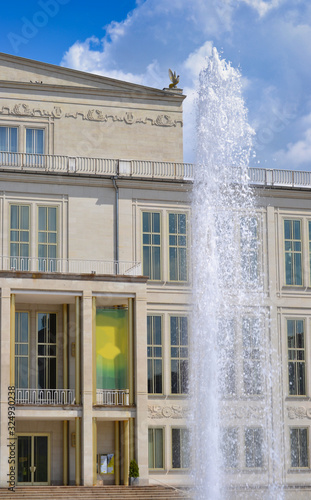 Augustusplatz in Leipzig mit Oper und Springbrunnen