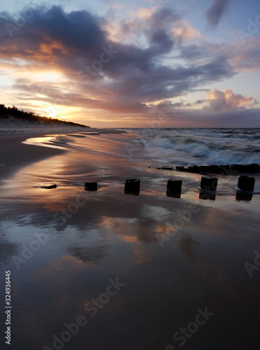 Morze Bałtyckie,zachód słońca na plaży w Dźwirzynie,Polska.