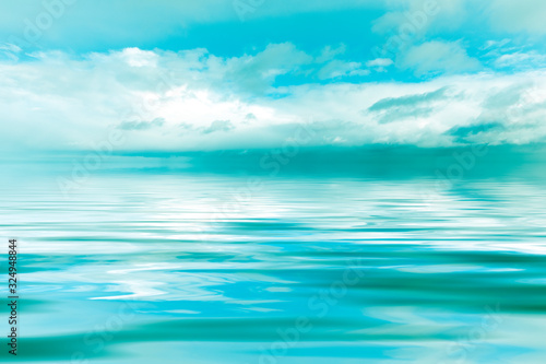 Himmel und verschwommenes Meer als Hintergrund