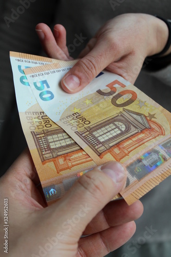 Banconote in euro - ricchezza