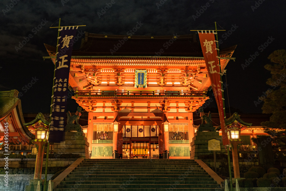 Fototapeta premium 夜の京都伏見稲荷大社